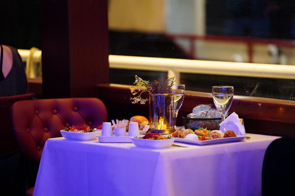 BOSPHORUS DINNER CRUISE & TURKISH NIGHT SHOW (STANDARD TABLE WITH ALCOHOL) 